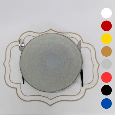 Conjunto de mesa com prato cinzento texturizado, talheres e individual branco com contorno dourado