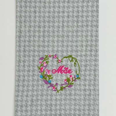 Toalha cinza com padrão pied-de-poule e bordado floral com texto 'Mãe'