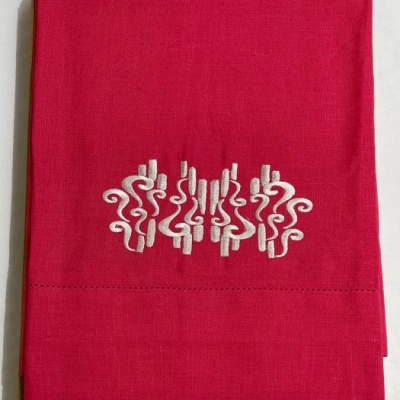 Guardanapo rosa com bordado branco e padrão abstrato