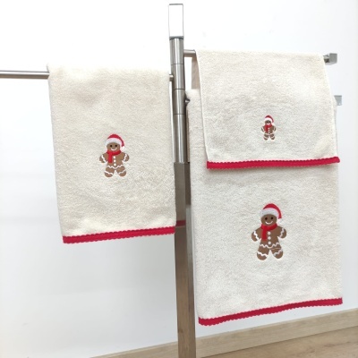 Conjunto de três toalhas bege com bordas vermelhas e bonecos de gengibre bordados