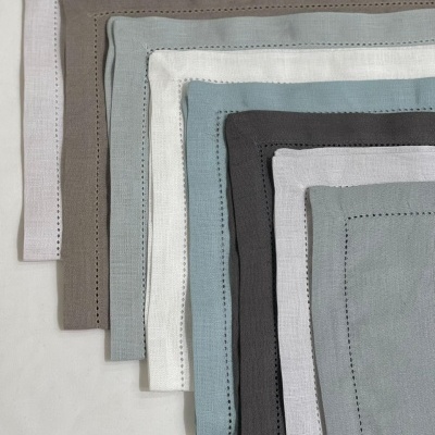 Conjunto de guardanapos em várias cores neutras com costura decorativa
