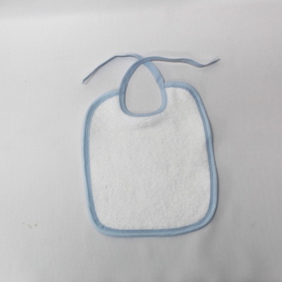 Babete branco com bordas azuis claras e tiras para amarrar sobre fundo cinza claro