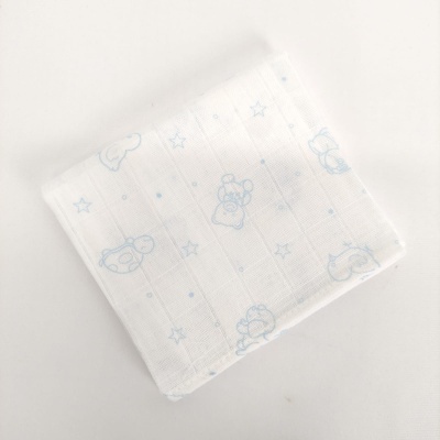 Fralda branca com padrão azul claro de figuras infantis e estrelas