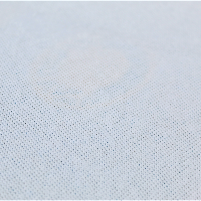 tecido branco com manchas amareladas e textura fina