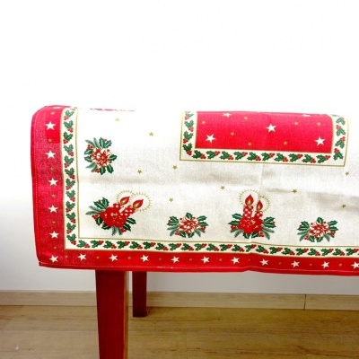 Guardanapo e toalha de mesa natalícias em tecido branco e vermelho com velas, estrelas e folhas verdes