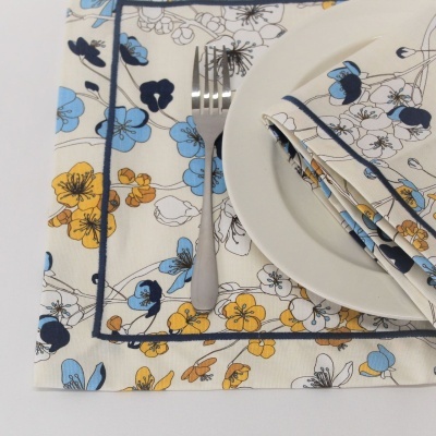 Conjunto de guardanapo e toalha ou esteira de mesa com padrão floral em azul, amarelo e preto