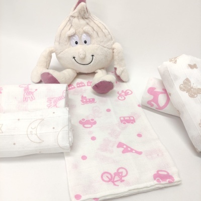 Panos de tecido com padrões infantis e brinquedo de pelúcia em forma de alho