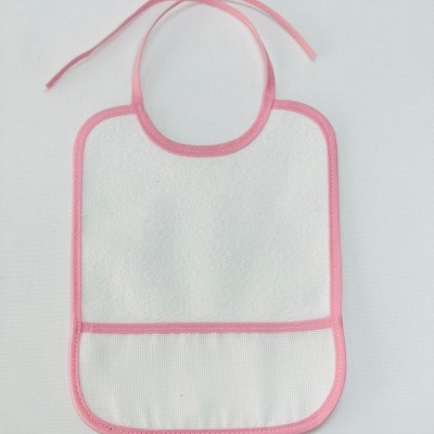 Babete branco com bordas e fita rosa em fundo branco