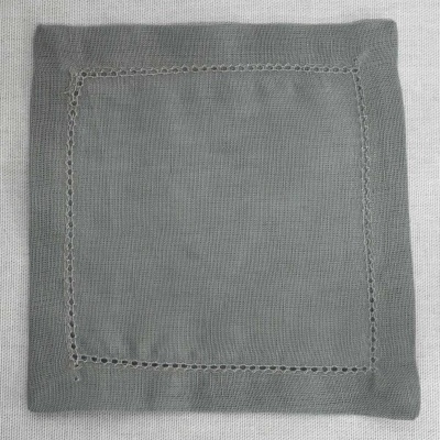 Guardanapo quadrado cinza com detalhe de ilhós na borda