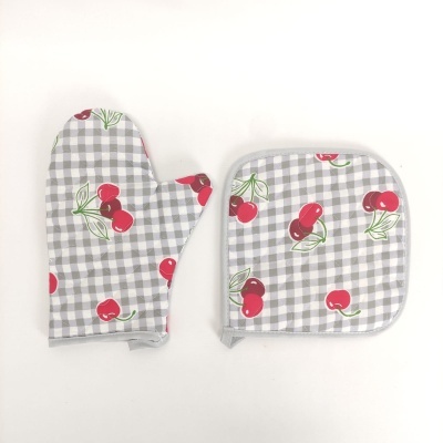 Conjunto de manopla e pega para panela com padrão de cerejas sobre fundo xadrez cinza e branco