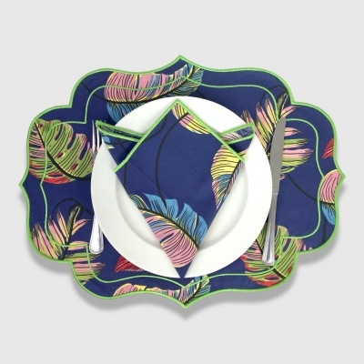 Conjunto de guardanapo e aparador com padrão de folhas coloridas e prato branco
