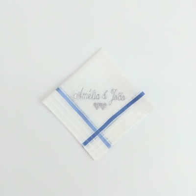 Lenço branco com bordado azul com nomes Amélia & João e três corações