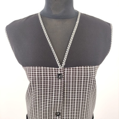 Vestido preto e branco aos quadrados em manequim