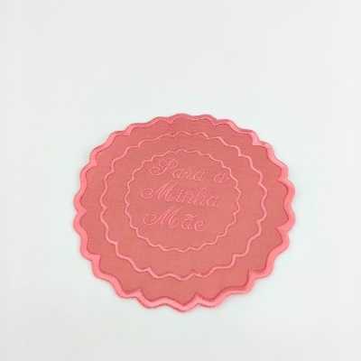 Etiqueta de couro rosa com texto 