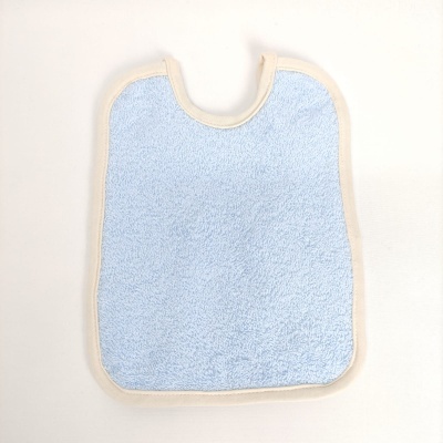 Babete azul claro com bordas bege sobre fundo branco