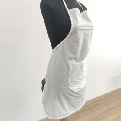 Avental branco com bolso frontal em manequim preto