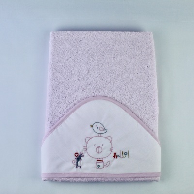 Toalha de banho de bebé lilás com capuz branco bordado