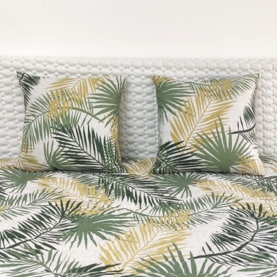 Jogo de cama com padrão de folhas tropicais verdes e amarelas em fundo branco