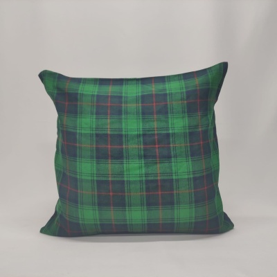 Almofada xadrez verde e azul sobre fundo branco