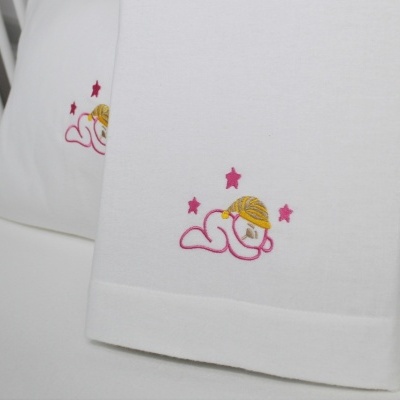 Toalhas de mão brancas com bordado decorativo de anjo e estrelas rosas