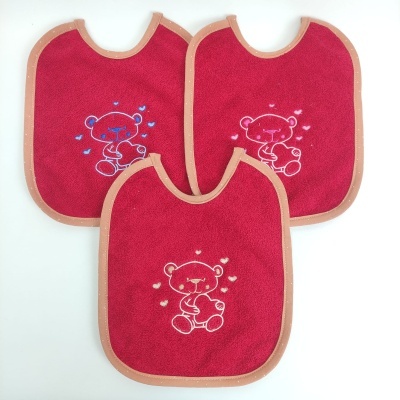 Três babetes vermelhos com ursinhos bordados e bordas castanhas