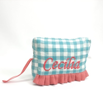 Necessaire xadrez azul e branco com nome bordado e detalhes rosa