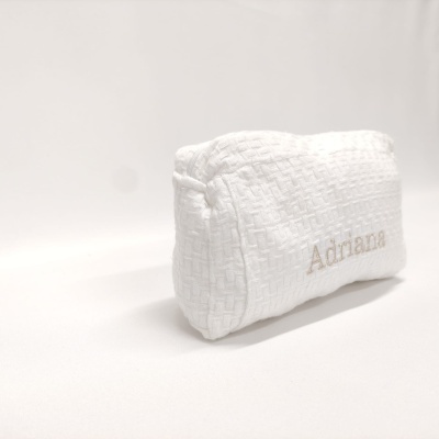 Bolsa de tecido branco com o nome Adriana bordado