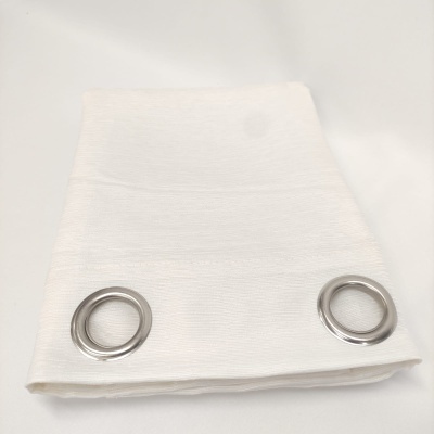 Cortina branca com ilhós metálicos prateados