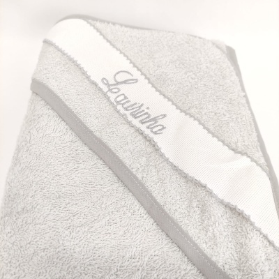 Toalha cinzenta de algodão com borda branca e cinza e bordado 'Lazinha'