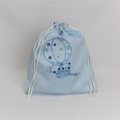 Saco de pano azul claro com bordado de balão e ursos azuis