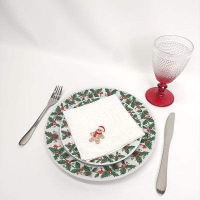 Conjunto de pratos com padrão de azevinho, guardanapo com boneco de gengibre e copo vermelho texturizado