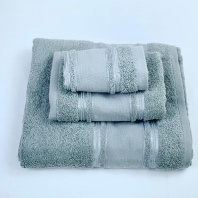 Conjunto de toalhas cinzentas dobradas sobre fundo branco