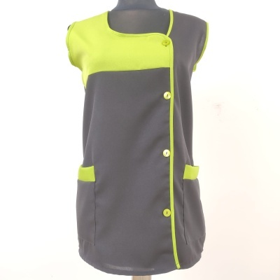 Colete cinzento e verde limão com botões e bolsos em manequim