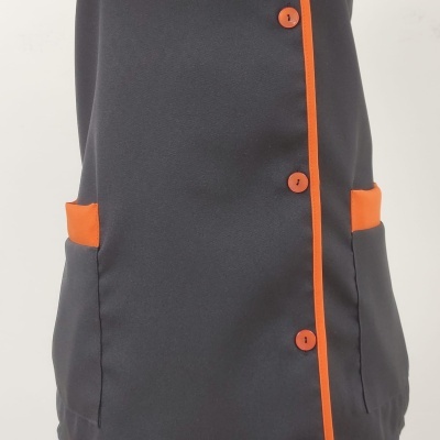 Veste de trabalho cinzenta com botões e detalhes laranja