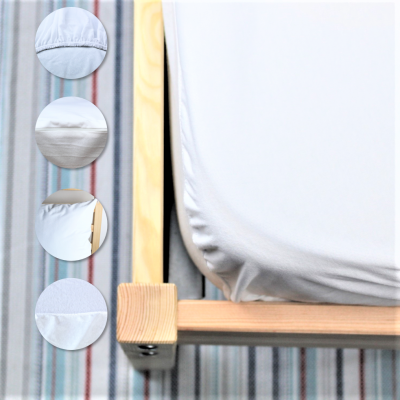 Colchão branco com elástico numa estrutura de madeira clara e padrão listrado no fundo