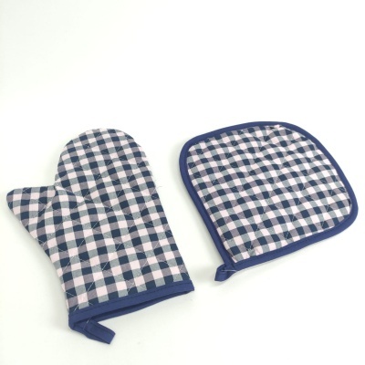 Luva e pega para forno com padrão xadrez azul e rosa