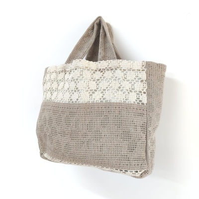 Saco de malha cinza e bege com renda branca