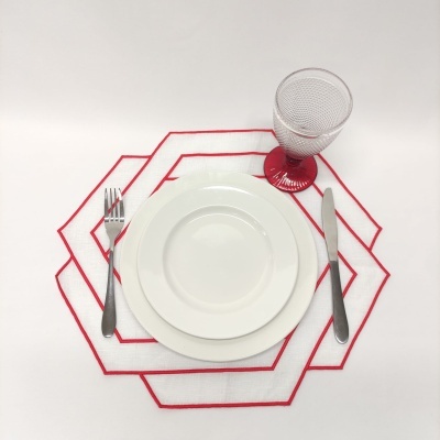 Conjunto de pratos, talheres, copo e bases de mesa branco e vermelho