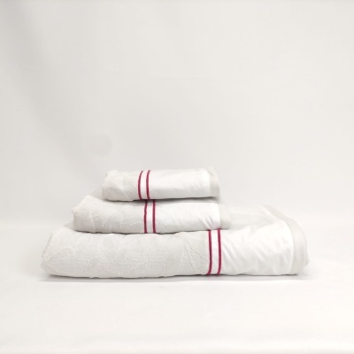 Conjunto de três toalhas brancas com listra vermelha em fundo branco