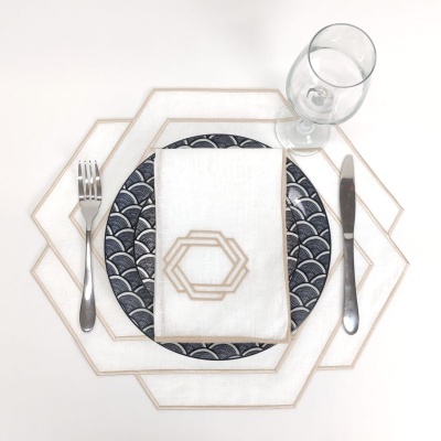 Conjunto de jantar com prato, guardanapo bordado, jogo americano transparente, talheres e copo