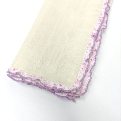 Toalha bege com borda florida rosa e renda roxa