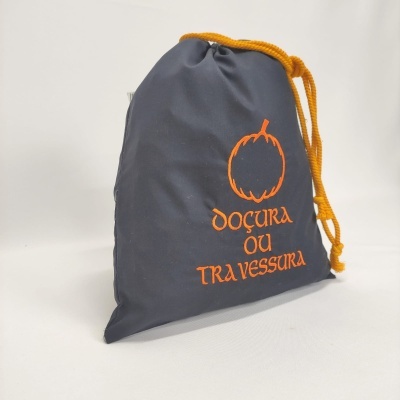 Saco cinzento com cordão amarelo e estampagem laranja com texto e abóbora