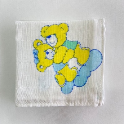 Pano branco com desenho de ursos amarelos sobre nuvem azul