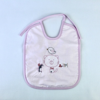 Babete branco para bebé com bordas lilás e ilustração bordada de ursinho, pássaro, rato e texto hello.