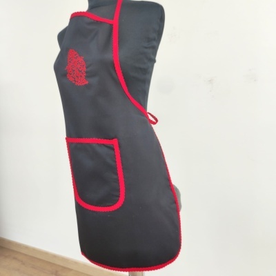 Avental preto com acabamentos vermelhos e bordado no bolso frontal