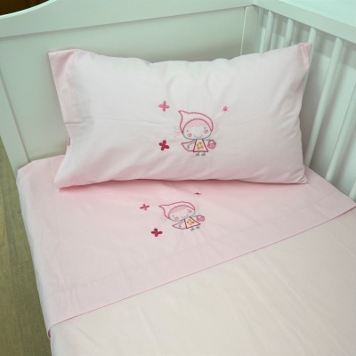 Jogo de cama infantil rosa claro com bordado de menina com capuz e flores