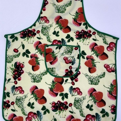 Avental amarelo claro com estampado de morangos e cerejas e bolso frontal