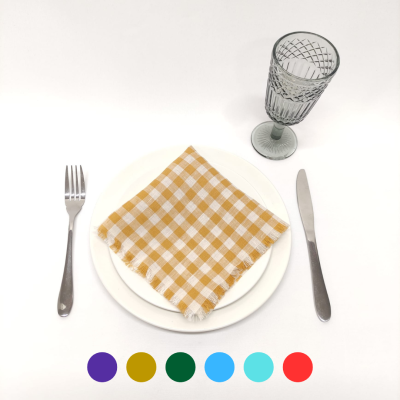 Conjunto de jantar com prato, guardanapo xadrez amarelo, talheres e copo de vidro