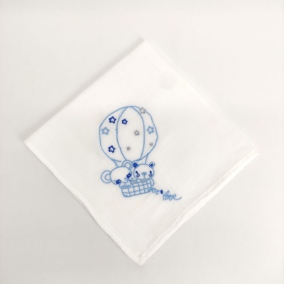 Pano de boca branco com bordado azul de balão de ar quente e animais