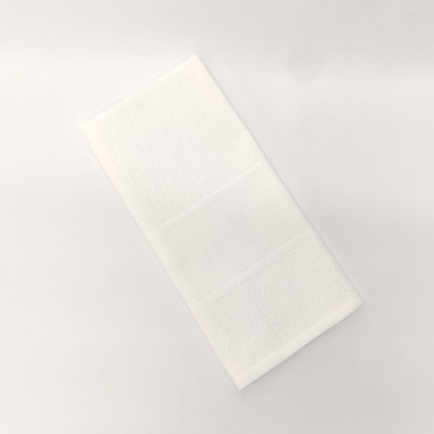 Toalha branca texturizada sobre fundo branco